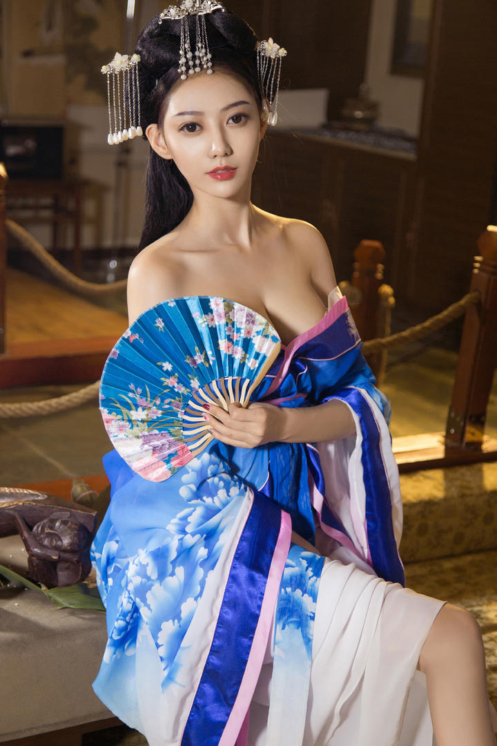 拿着扇子的性感古典美女写真