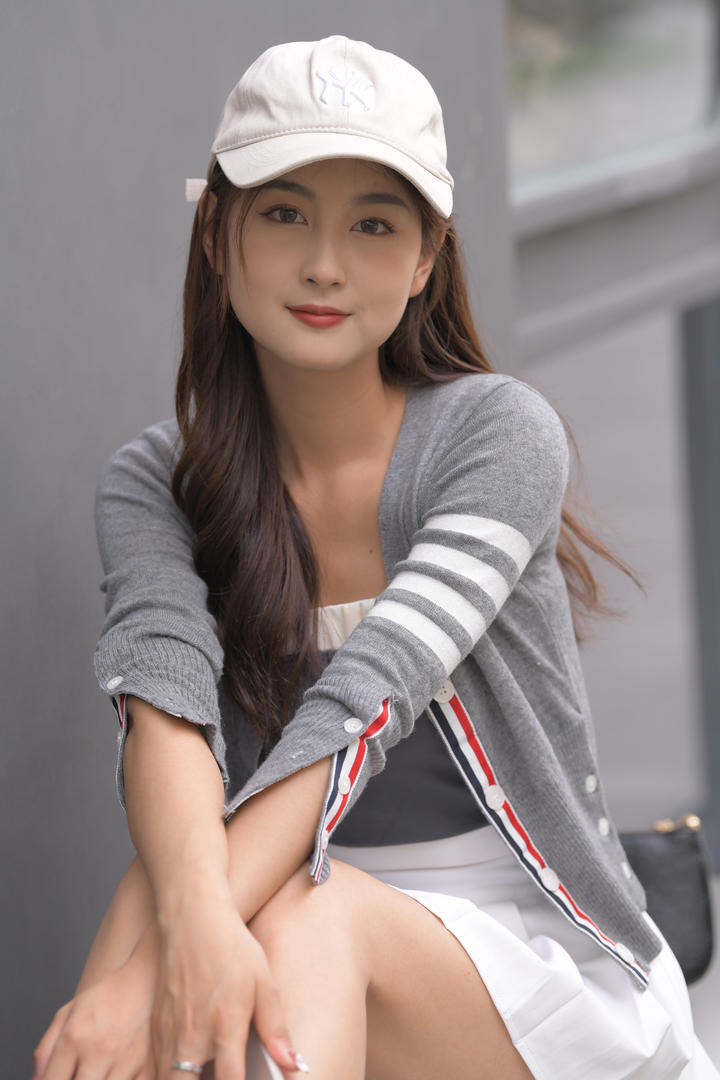 时尚漂亮的韩国超短裙美女街拍写真图片