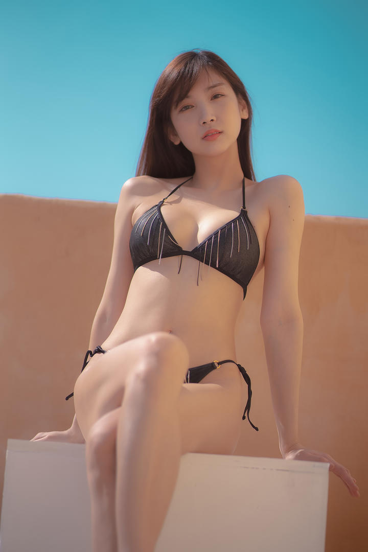 年轻漂亮的韩国泳装美女晒太阳图片