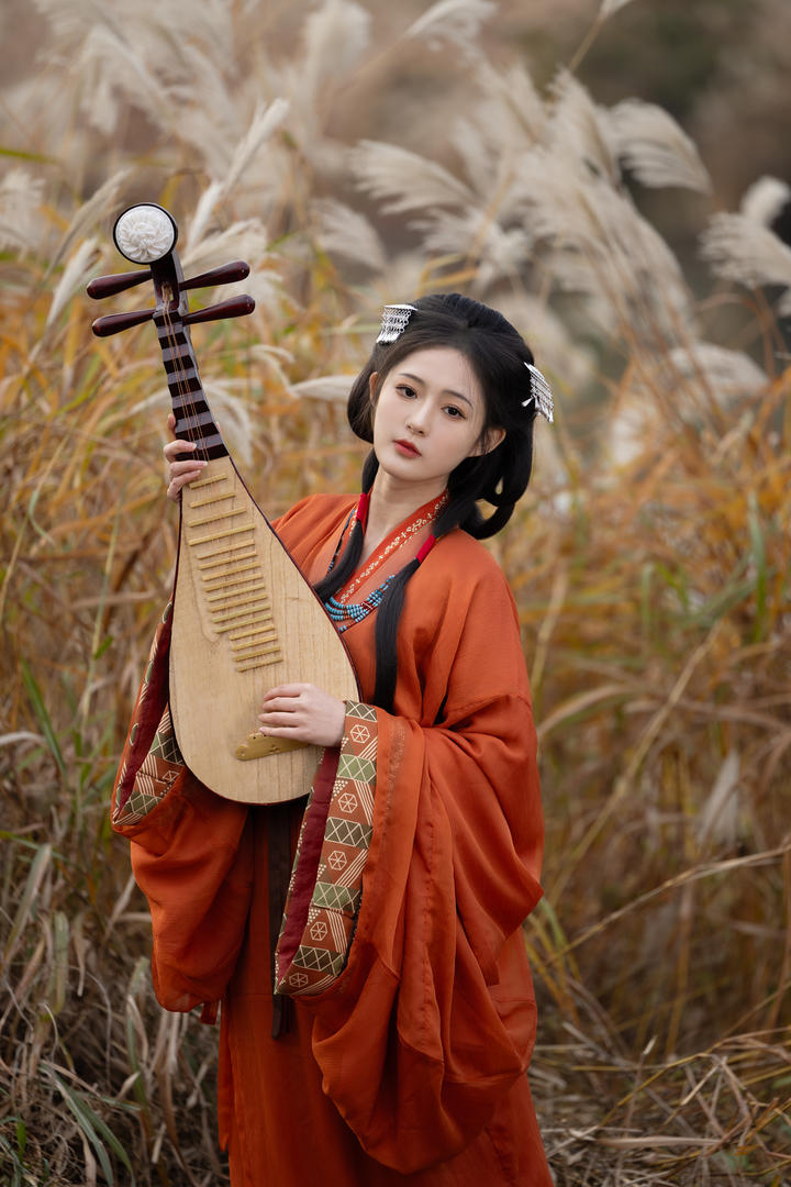 抱着琵琶的古装美女模特高清个人艺术照大图
