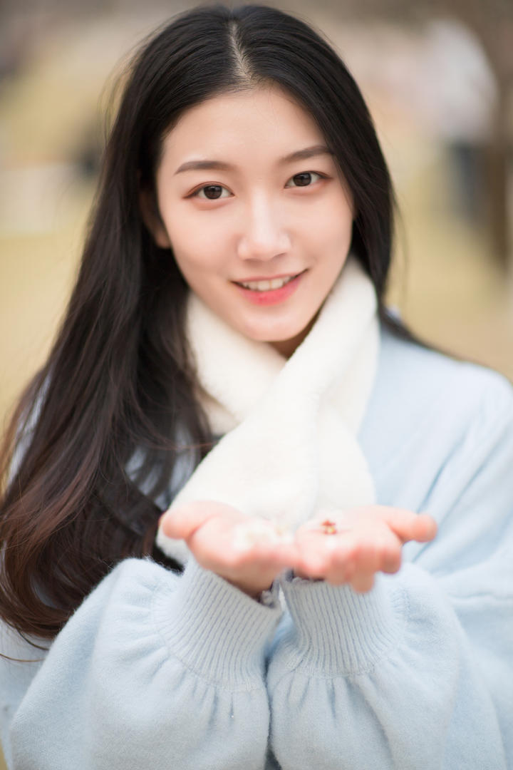 捧着花瓣的甜美女生头像晓洁美女图片下载