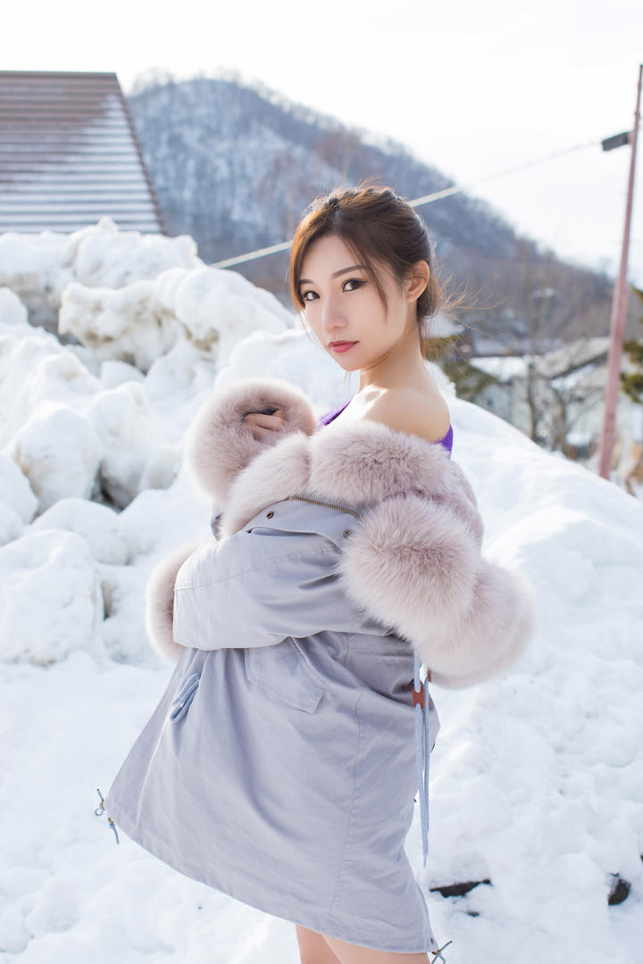 雪地里的气质美女模特人像摄影写真图片