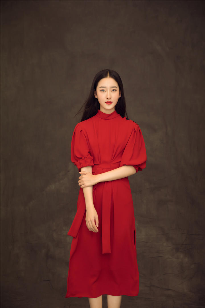 穿红色长裙的美女明星何雨虹写真图片