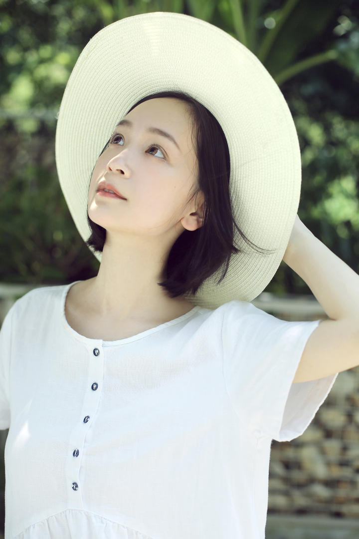头戴太阳帽的温柔女生头像真人图片大全