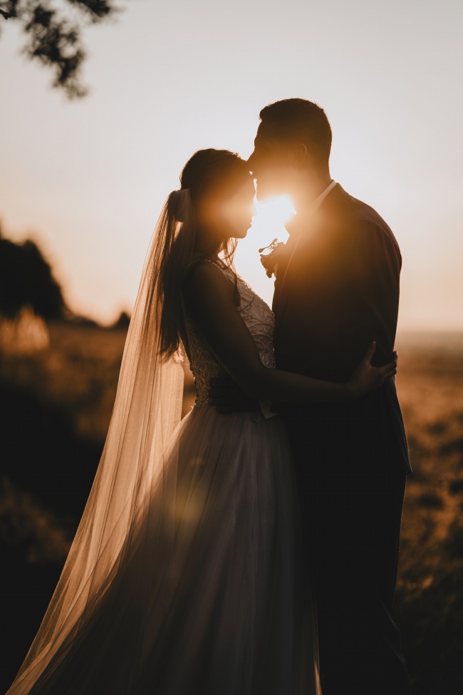 情侣逆光婚纱照图片