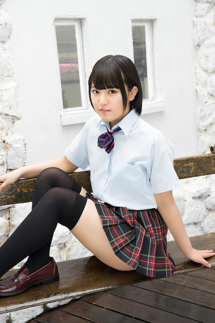 坐在地板上的日本短发丝袜美腿短裙女生高清图片