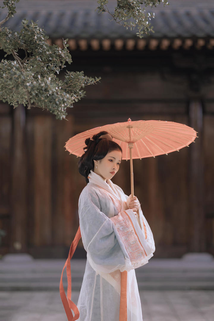 撑着伞的唯美古风汉服美女艺术写真图片