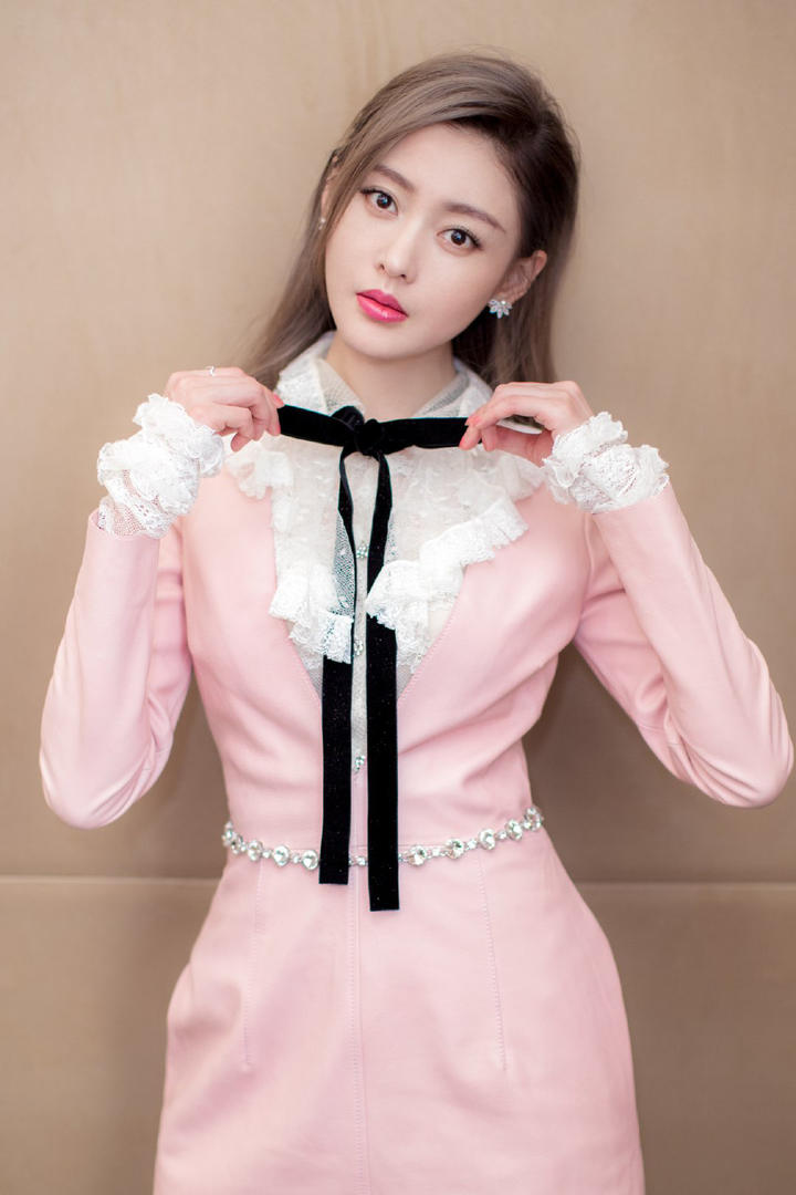 扯着领带的气质美女张天爱写真