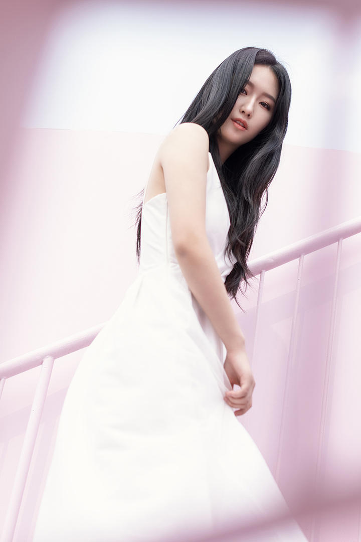 穿着白色长裙的清纯美女