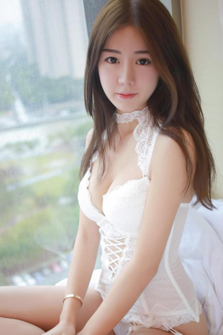 坐在窗户边的性感蕾丝内衣美女