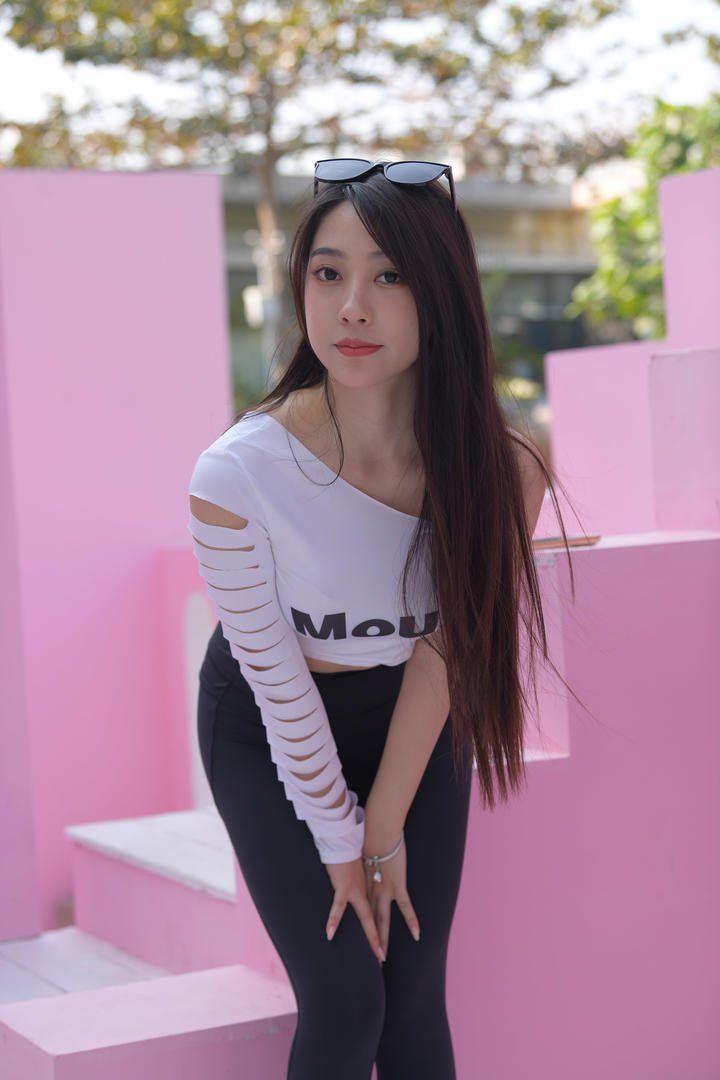 时尚紧身裤长发美女模特街拍美女壁纸大全