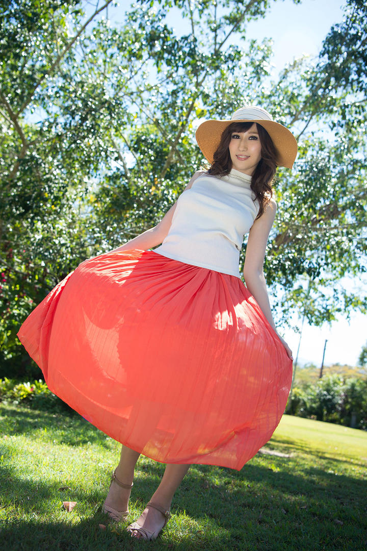 穿着红色裙子的高清日本美女壁纸图片