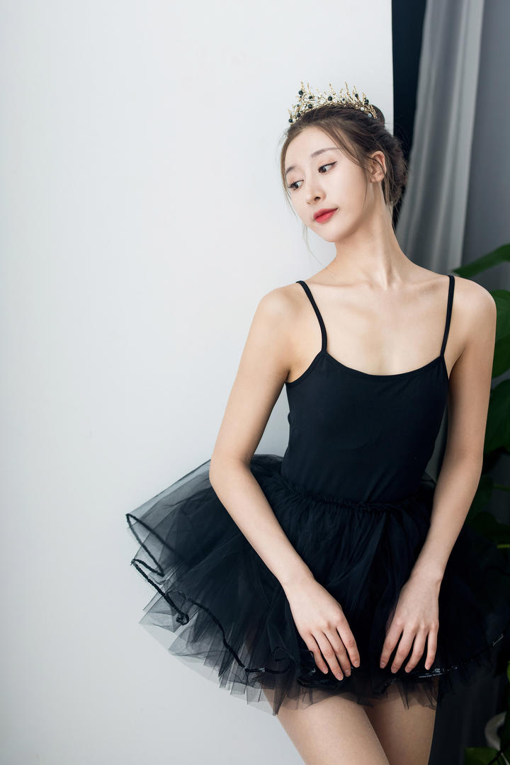 练习跳舞的艺术学院女生晓娜人体艺术写真图片
