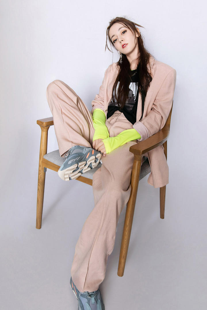 翘着脚的美女明星迪丽热巴