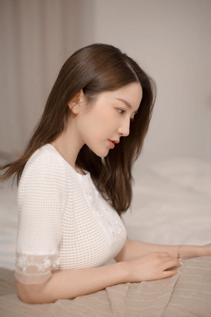 超清极品大胸气质女神侧脸写真图片