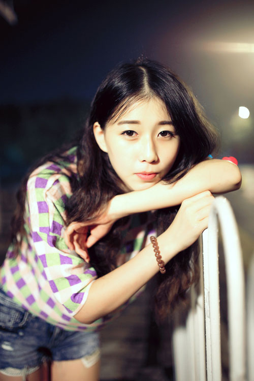 夜晚爱玩焰火的纯美少女