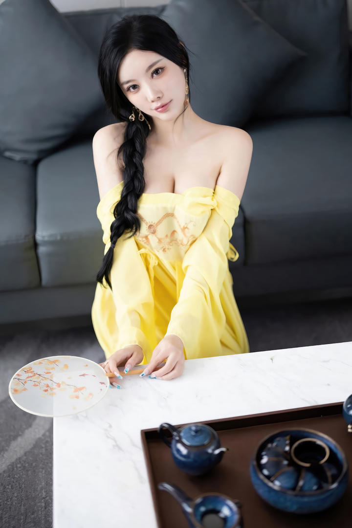 扎着麻花辫的90后美女模特杨晨晨高清大图