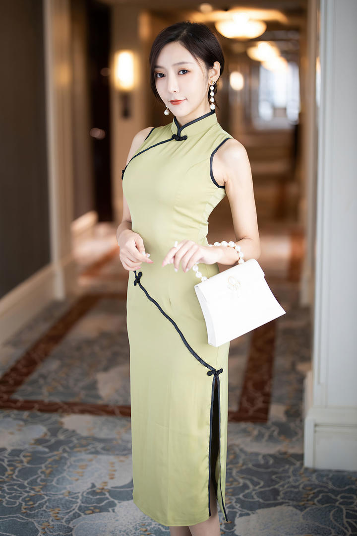 提着白色包包的气质旗袍美女王馨瑶美女直播图片