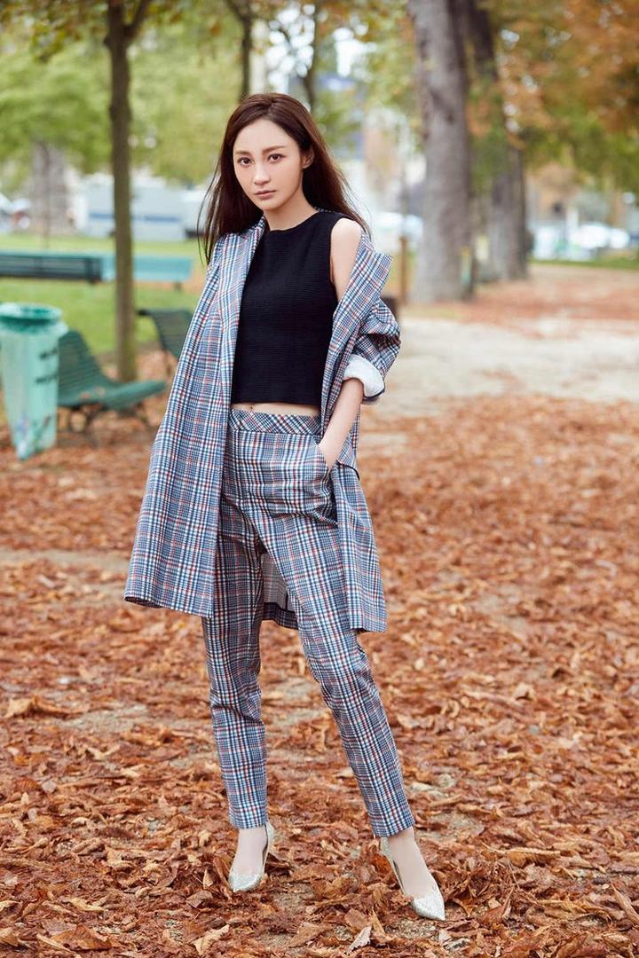 中国美女明星知名演员姚笛巴黎街头自信写真图片