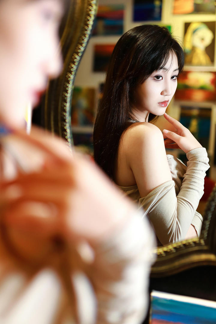 照镜子的性感香肩美女国产精品自拍图片