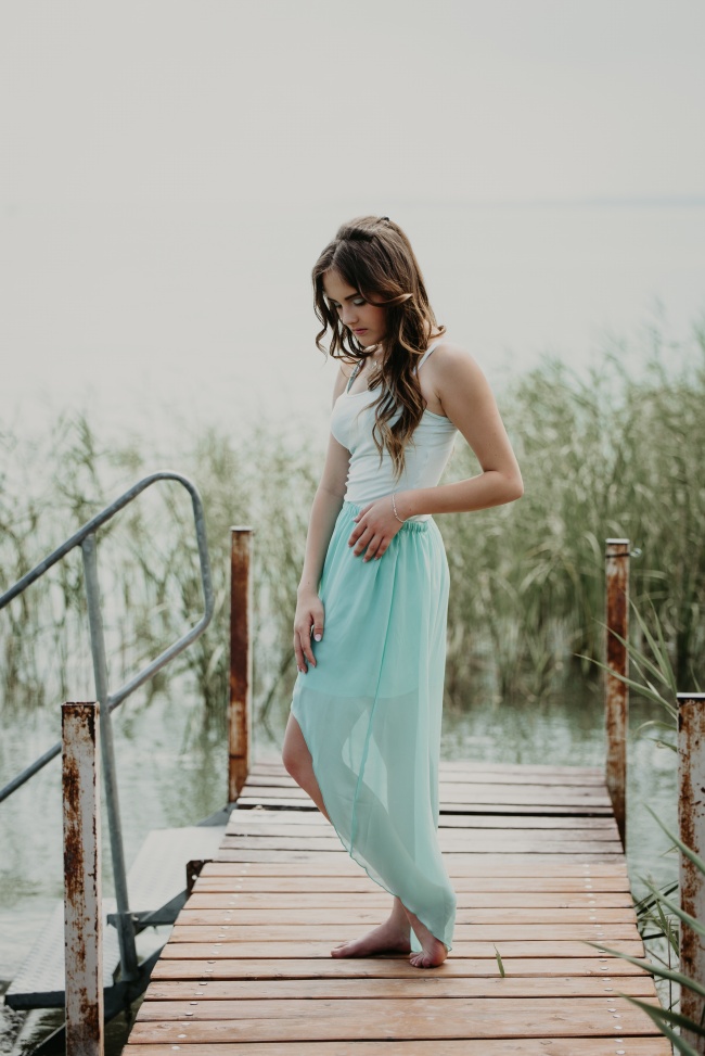 湖边性感美女艺术写真图片