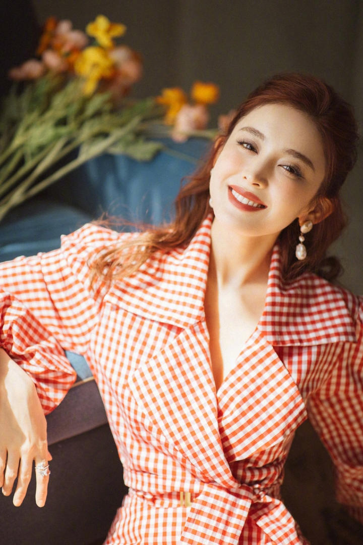 中国美女明星古力娜扎红色格纹衫甜美气质写真图片