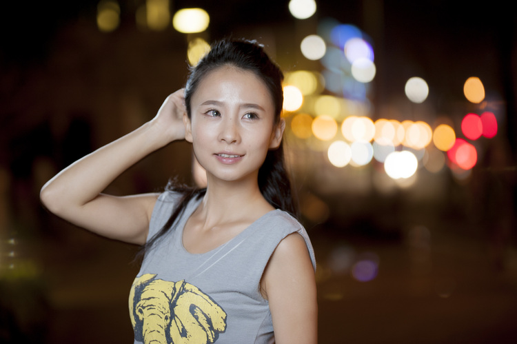 夜晚霓虹灯下的你美艳撩人