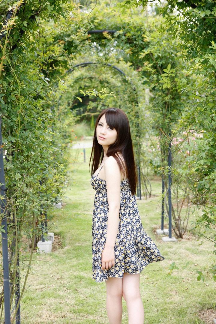 站在花园里日本性感少女写真壁纸图片