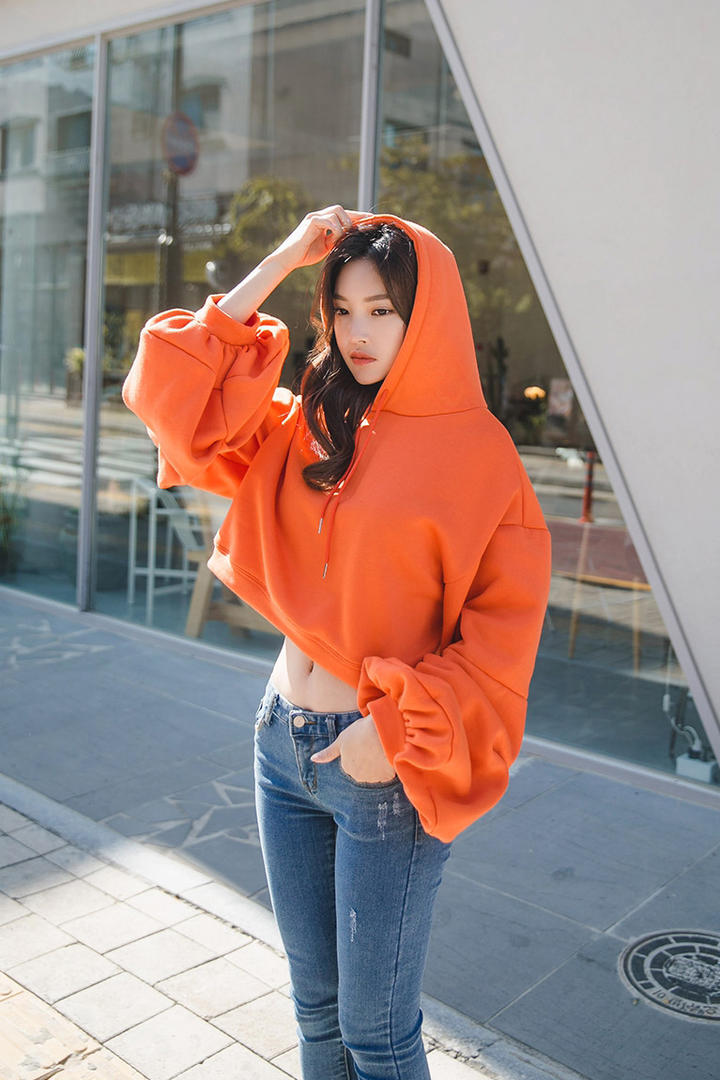 站在街上的高清韩国美女明星朴正允图片