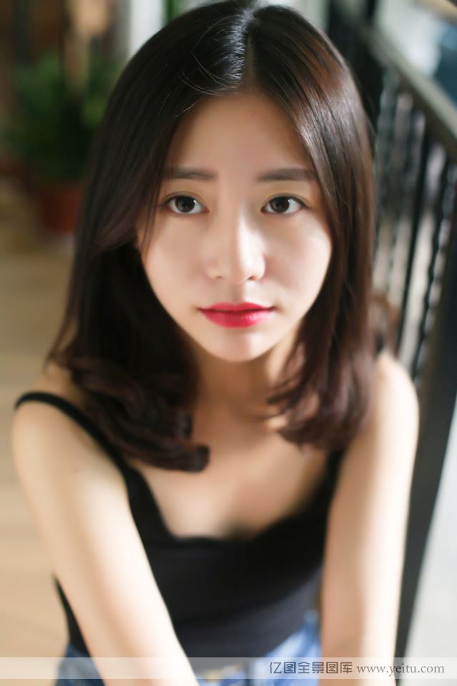 清新气质90后长发美女小资生活