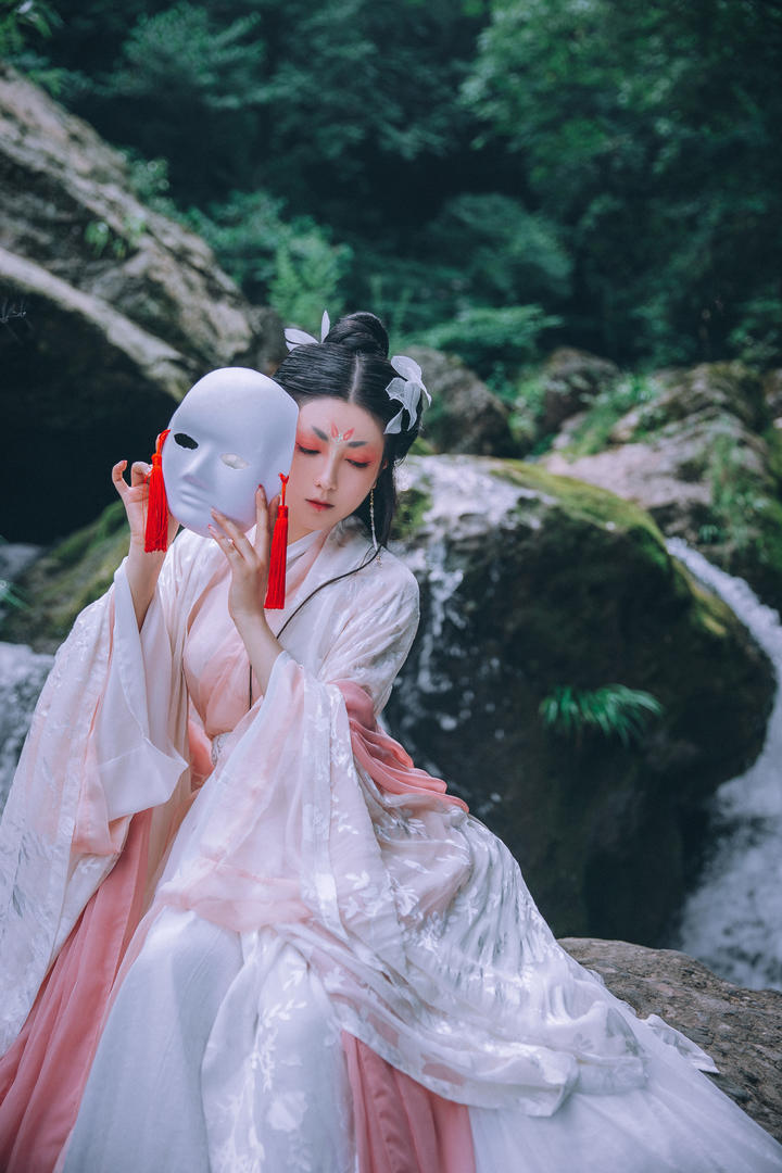 摘下面具的唯美古典美女写真图片