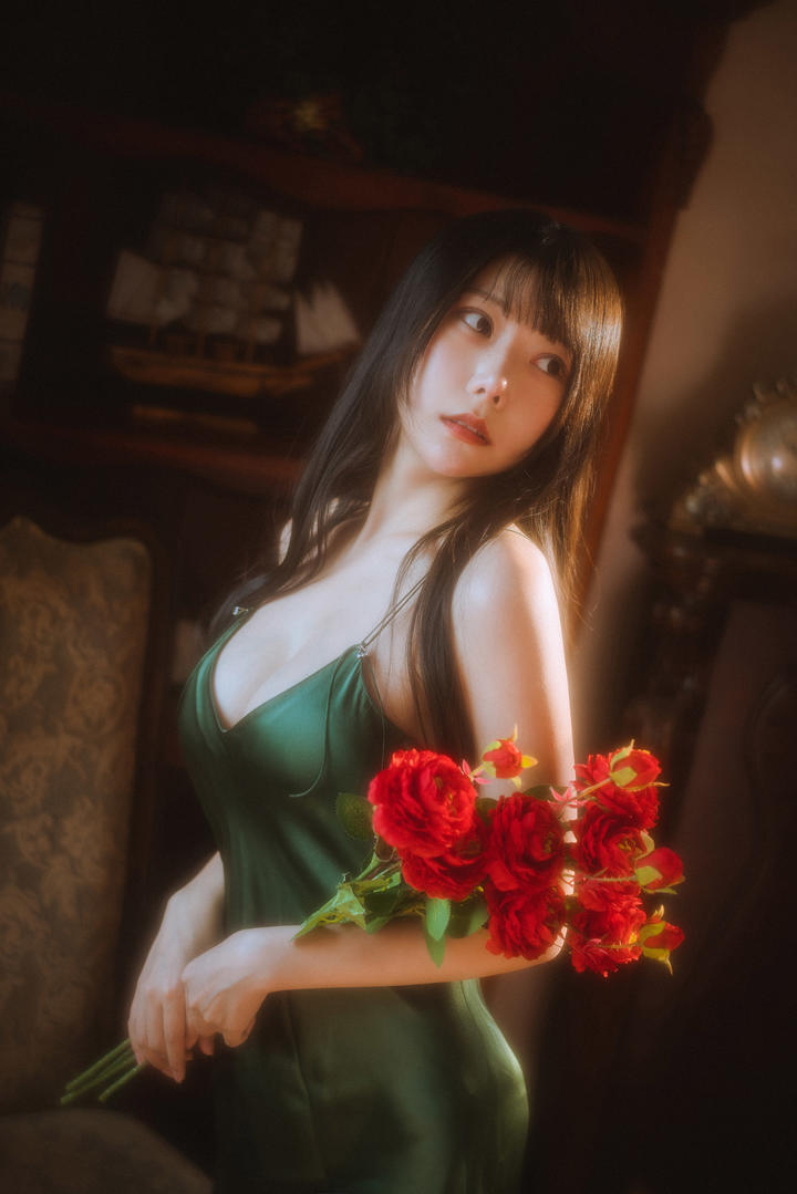 手拿玫瑰花的极品大胸美女模特性感国模私拍套图