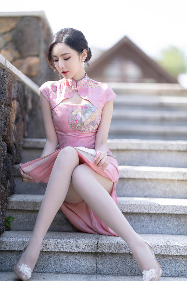 坐在台阶上的国产美腿旗袍美女王馨瑶高清写真图片
