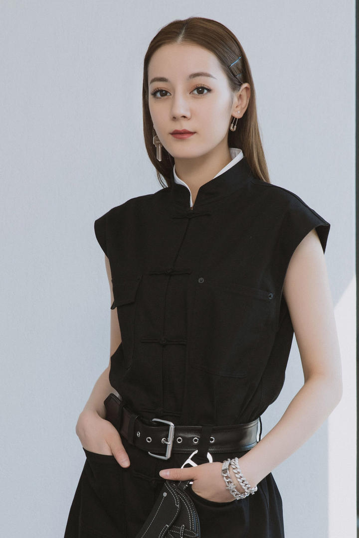 手插兜里的气质女星迪丽热巴写真