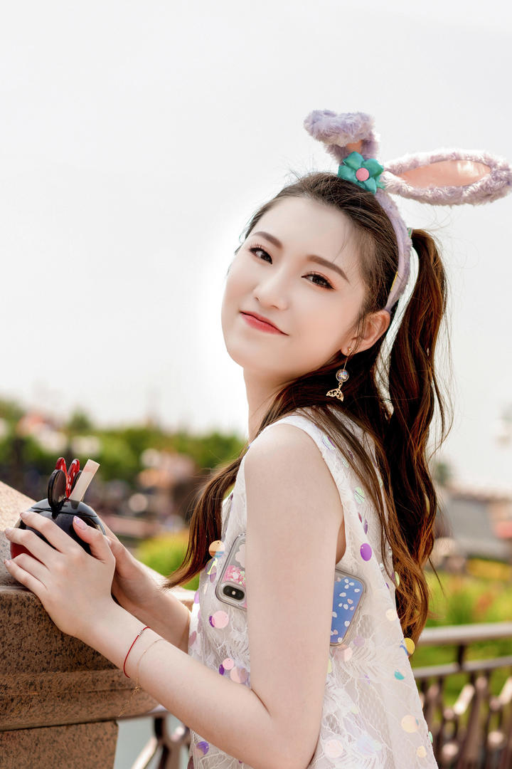 年轻漂亮的活力美少女芊芊高清美女壁纸图片大全