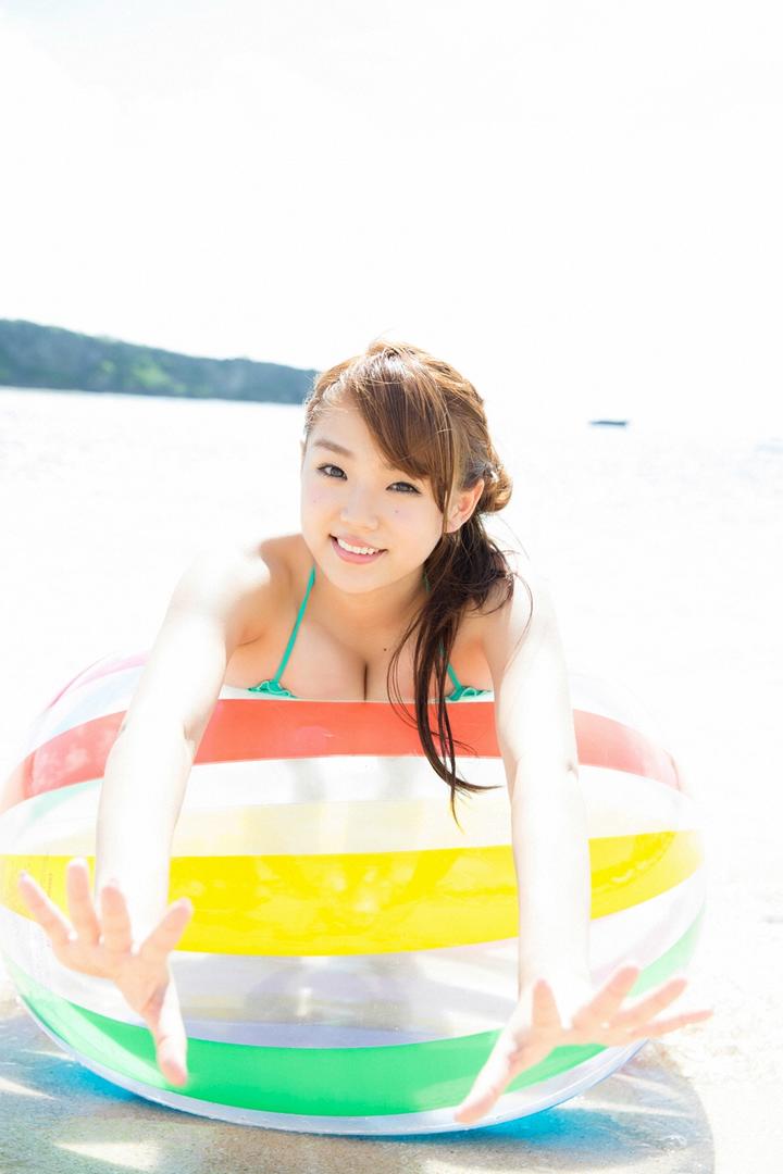 温柔漂亮的日本大胸美女篠崎爱性感泳装写真图片