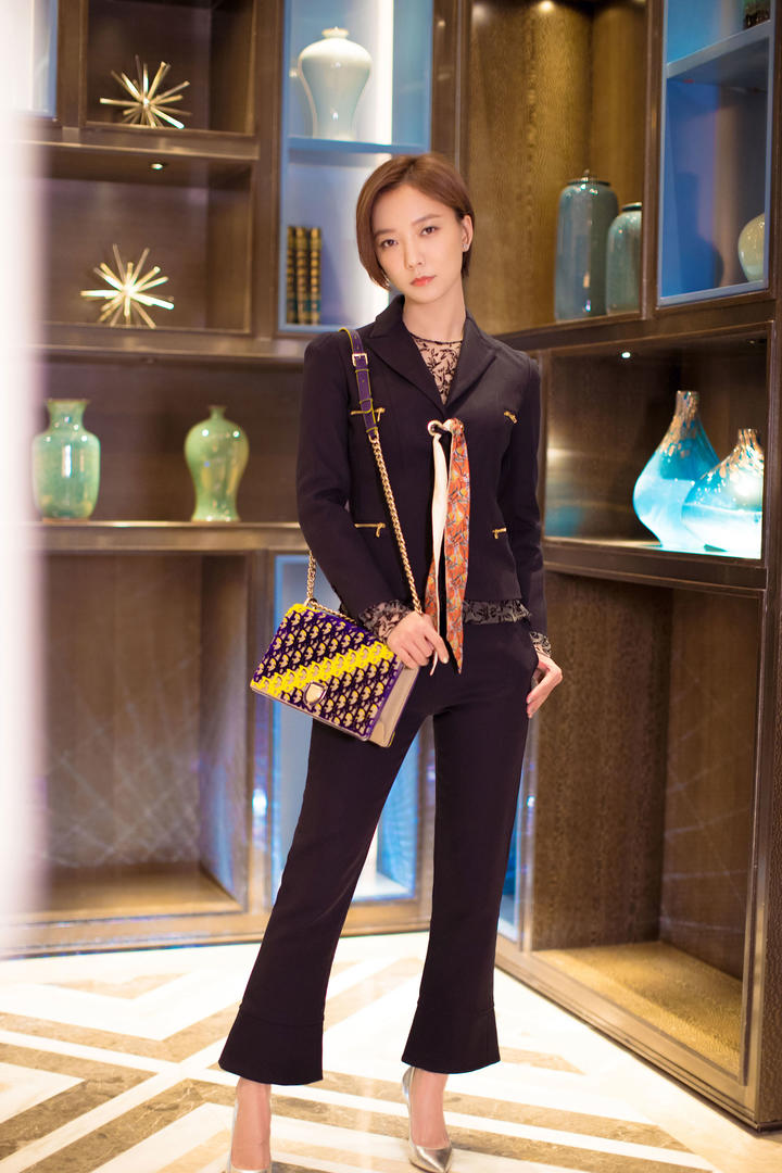 中国著名女明星王珞丹逛古玩店图片
