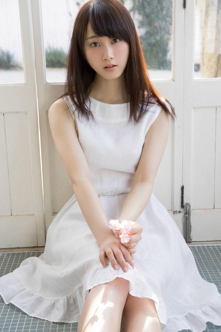 穿白色连衣裙的日本清纯女生摄影写真图片