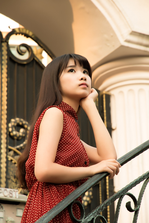 清纯可爱的格子裙少女