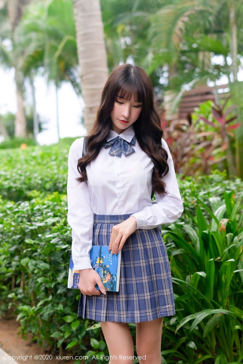 秀人网性感女神周于希Sandy清纯学生制服内衣诱惑三亚旅拍