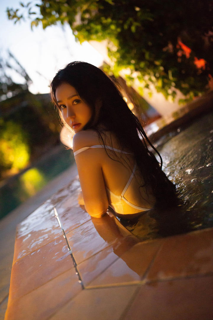 泳池里的性感美女高清写真图片