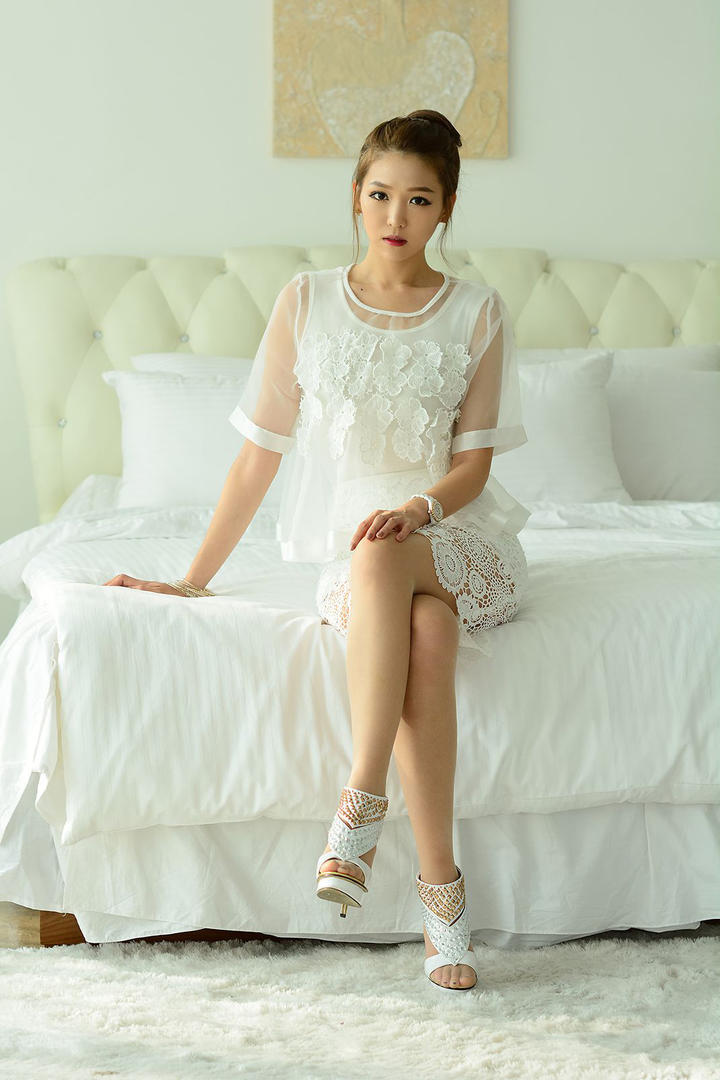 床上的韩国美女模特李恩慧高清写真