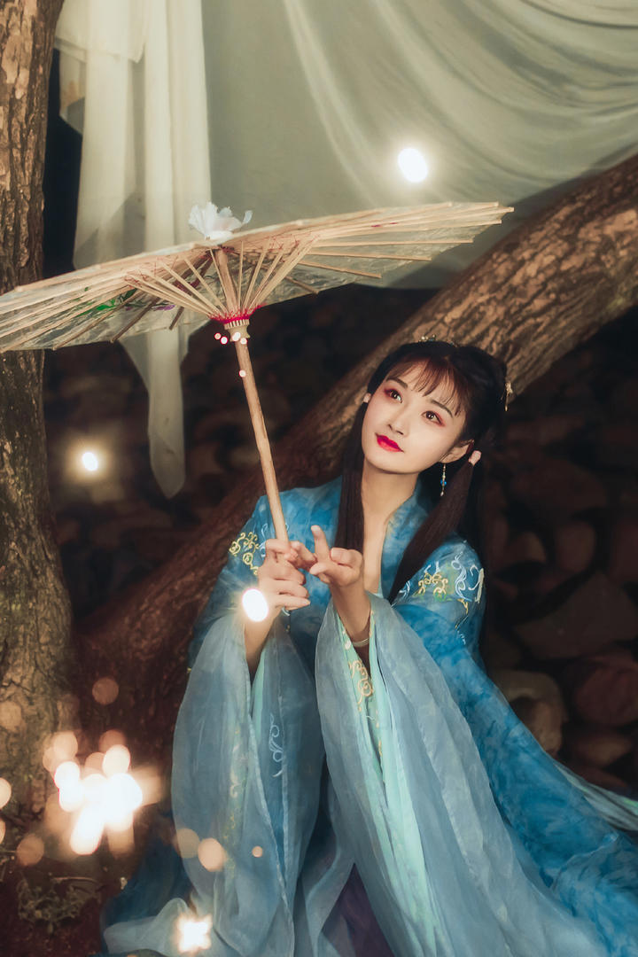 撑着油纸伞的清纯甜美古装美女艺术写真图片