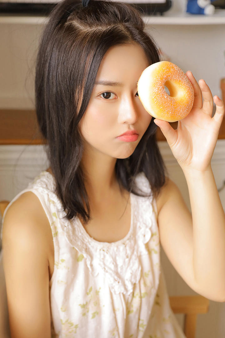 拿着甜甜圈的清纯可爱美女