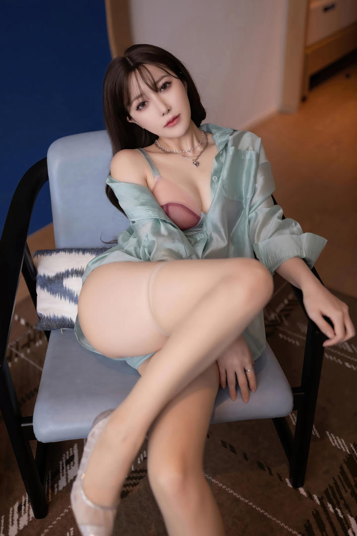 衣衫不整的性感美女尤物鱼子酱大胆人体艺术私拍图片