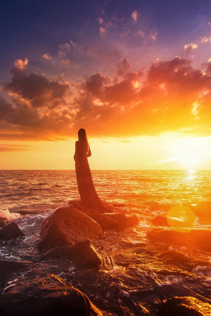 站在海边的唯美女生背影壁纸图片