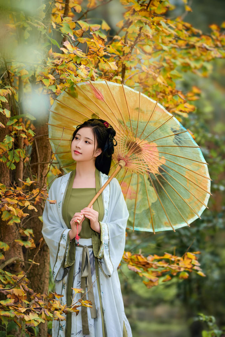 撑着伞的古装汉服美女唯美艺术照图片