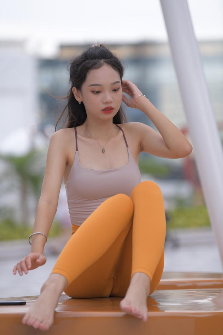 清纯漂亮紧身瑜伽裤美女高清壁纸大图