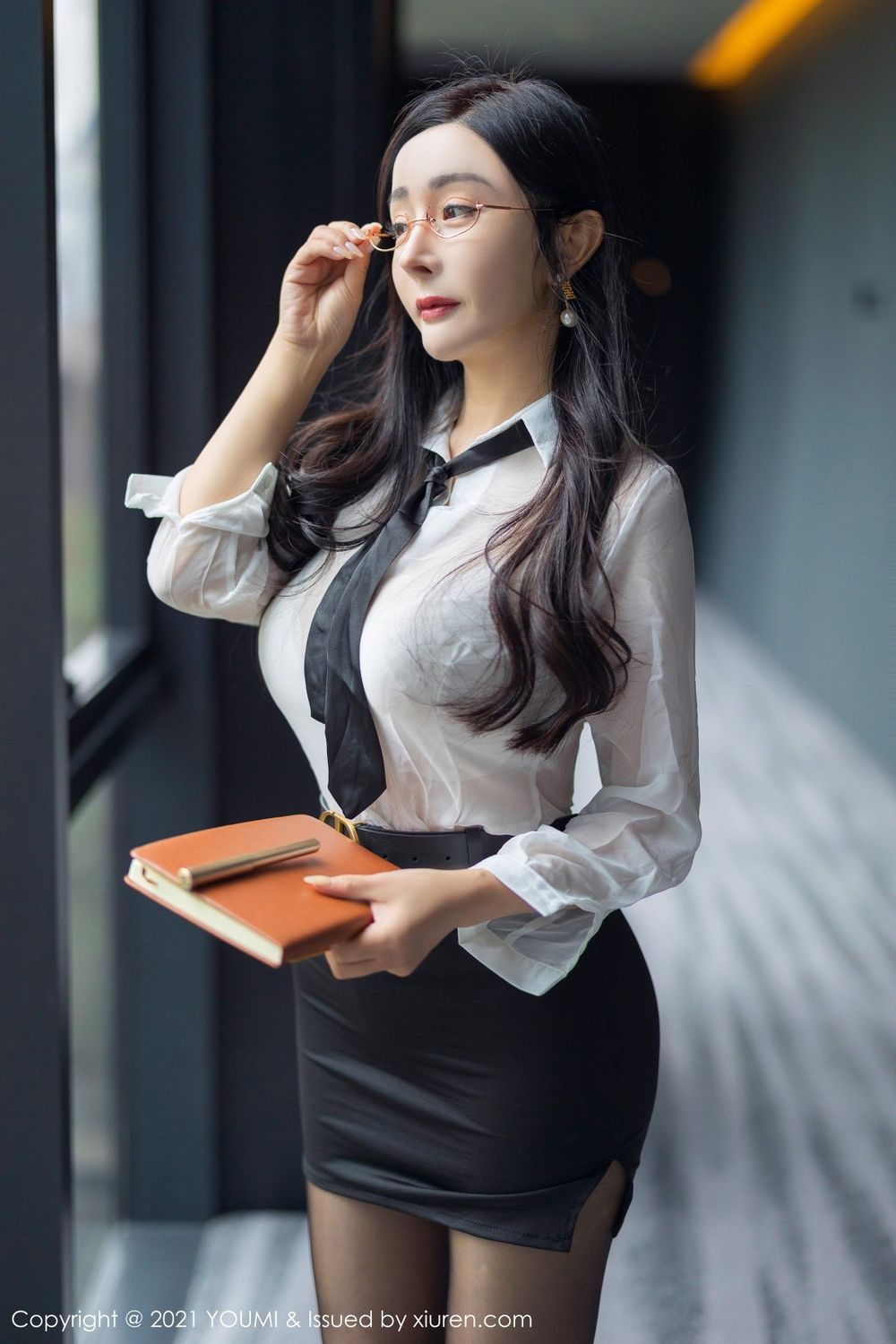 尤蜜荟美女模特允薾白衬衫黑丝美腿职业装OL系列成都旅拍