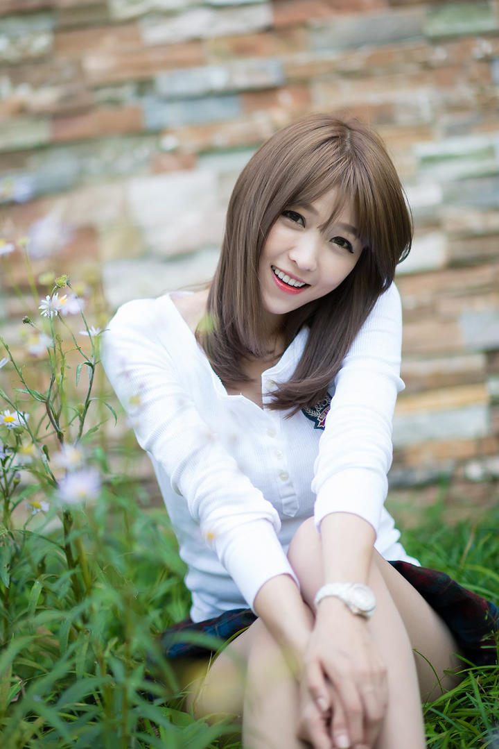 坐在草地上的极品清纯美女写真